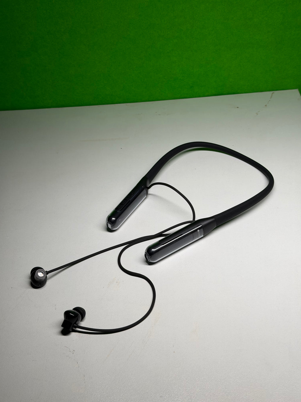 ADMOS WIRELESS NECKBAND