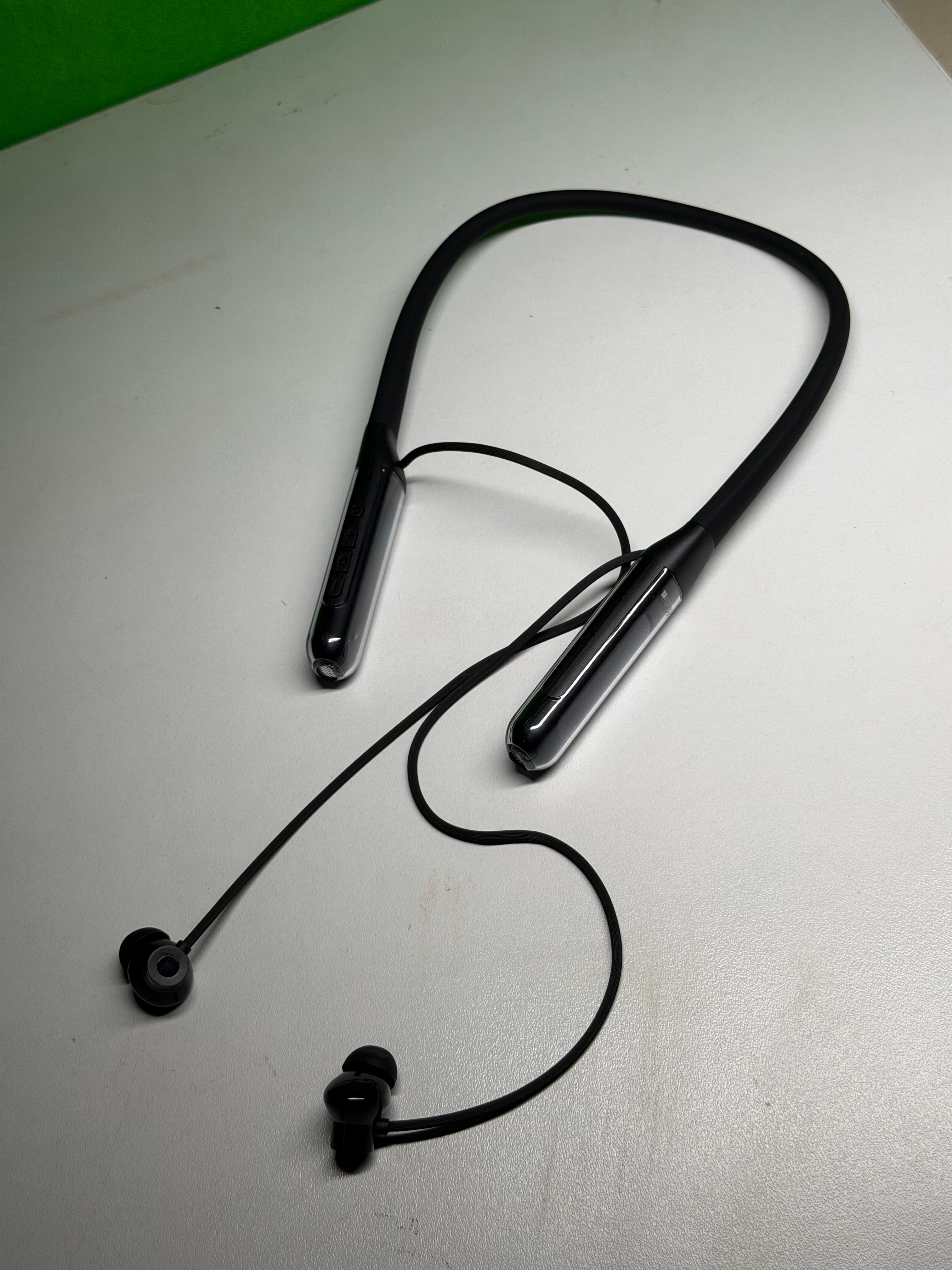 ADMOS WIRELESS NECKBAND