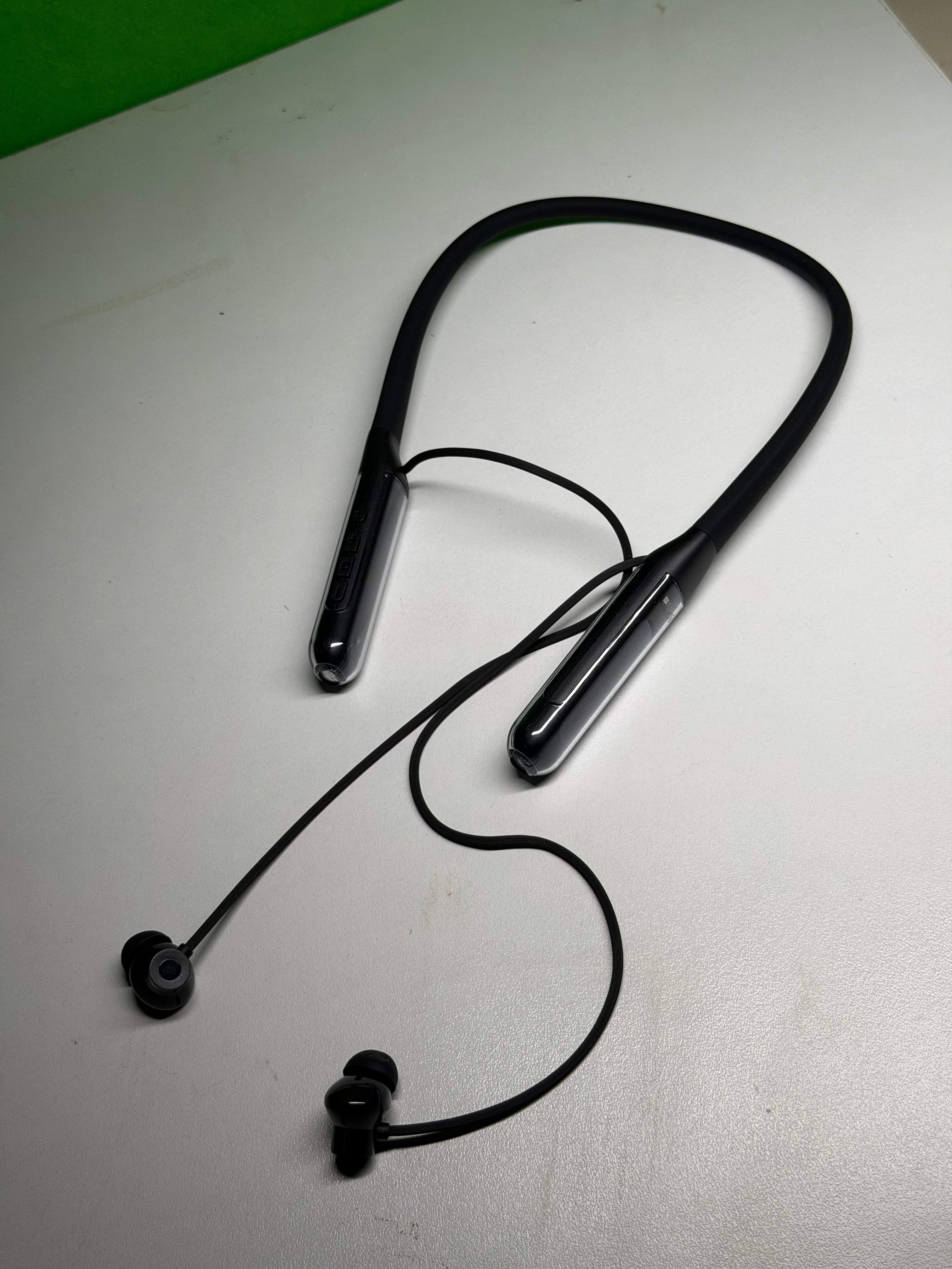 ADMOS WIRELESS NECKBAND